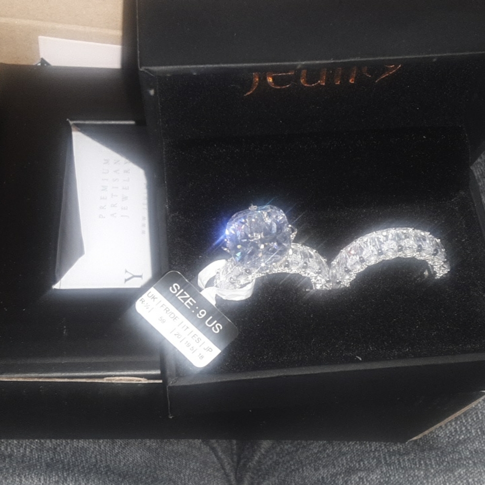 Jeulia Cushion Cut three Sided Pave Engraving Ring  Size 9